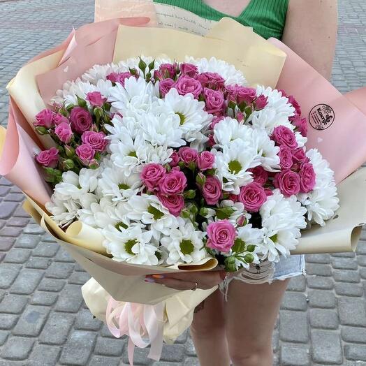 Букет из хризантем ромашек и кустовых роз
