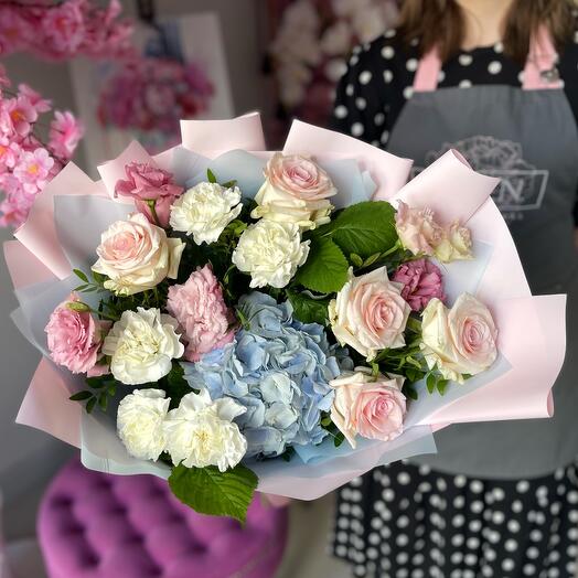 Ramo con rosas Rosadas suaves y Hortensia azul, eustoma