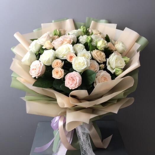 Ramo de rosas de peonía arbustiva