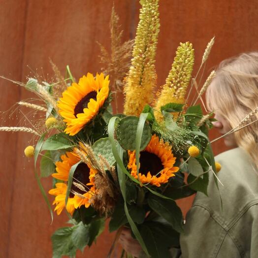 Cola roja - Ramo con girasoles y eremurus