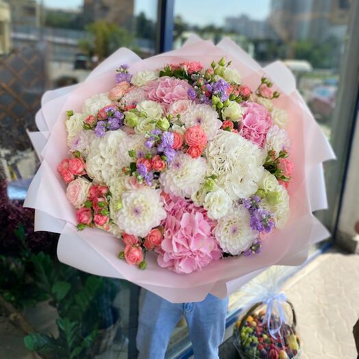 Ramo de hortensias, Dalias, rosas en forma de peonía