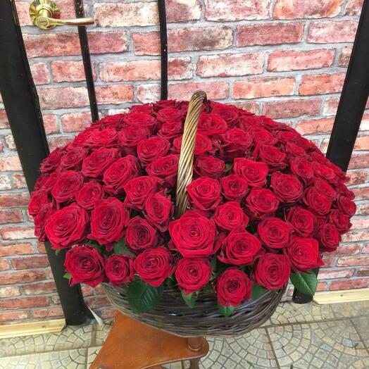 Basket with flowers Red Naomi 101 pcs