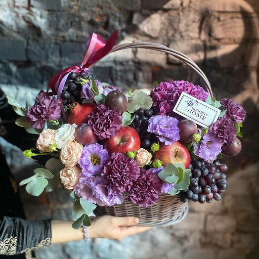 Ramo comestible de hortensias, Dianthus, eustoma, rosas arbustivas, Granada y uvas en una cesta de mimbre "otoño crepúsculo"
