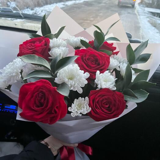 Bouquet of roses and chrysanthemums