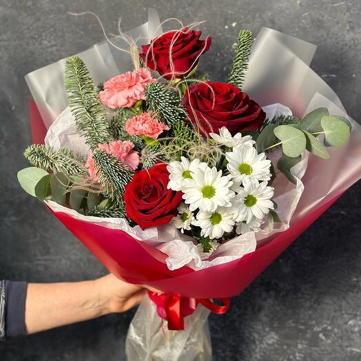 Авторский зимний букет с красными розами, хризантемой и диантусом