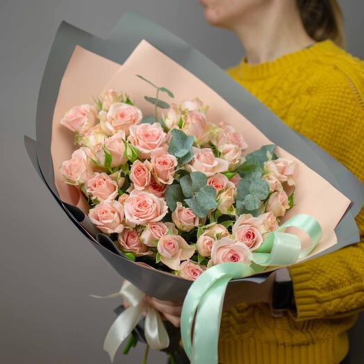 Monobucket of caramel bush roses Sweet Sarah
