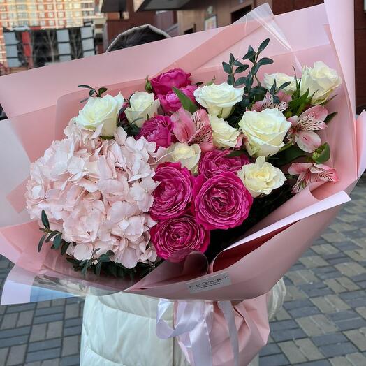 Ramo con hortensias y rosas en forma de peonía