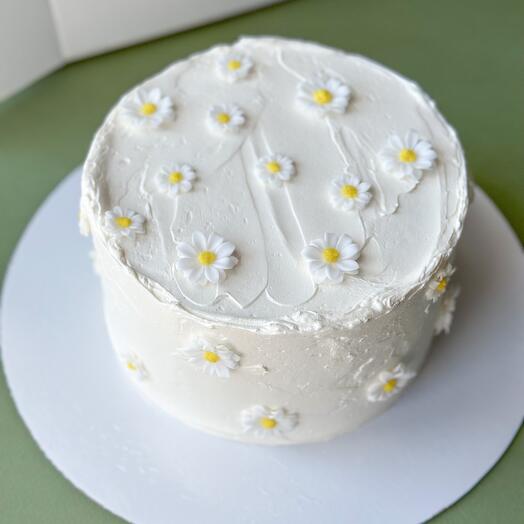 Cake with daisies