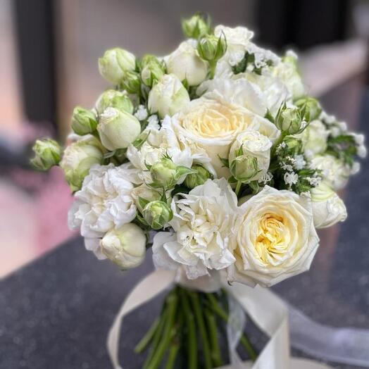 Ramo de novia blanco de peonía. rosas