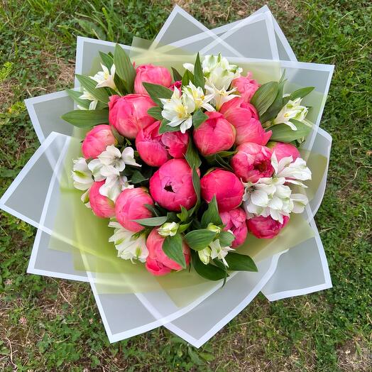 Ramo de peonías y alstroemeria
