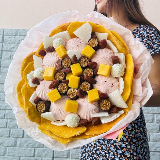 Вкусный букет из зефира, клубники, манго, кокоса и конфет