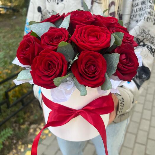 Коробочка с красными розами и эвкалиптом