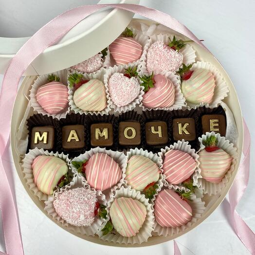 Коробка для мамы с клубникой в шоколаде