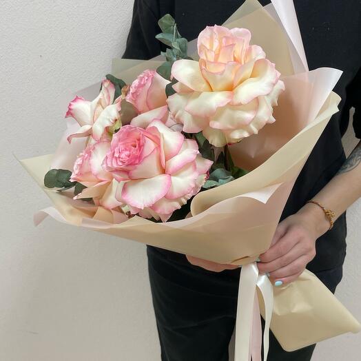 Rosa francesa con eucalipto