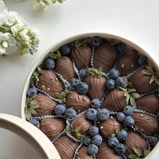 Клубничный бокс "Барокко" клубника в молочном шоколаде и свежая голубика