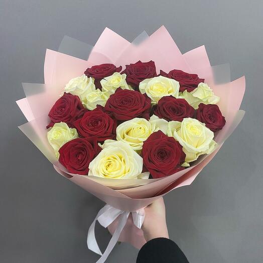 Микс из 19 бело-красных роз