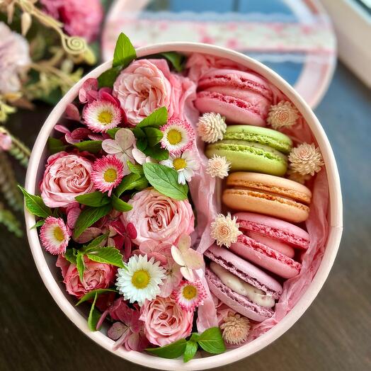 Квіти і макарунс в коробці 18 см