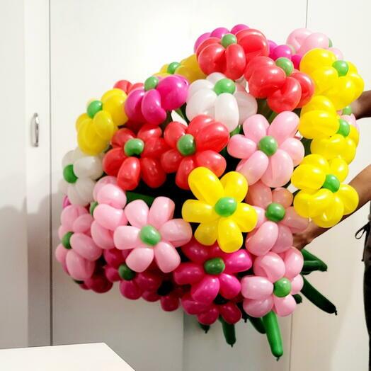 A bouquet of 39 daisies. Daisies from balloons