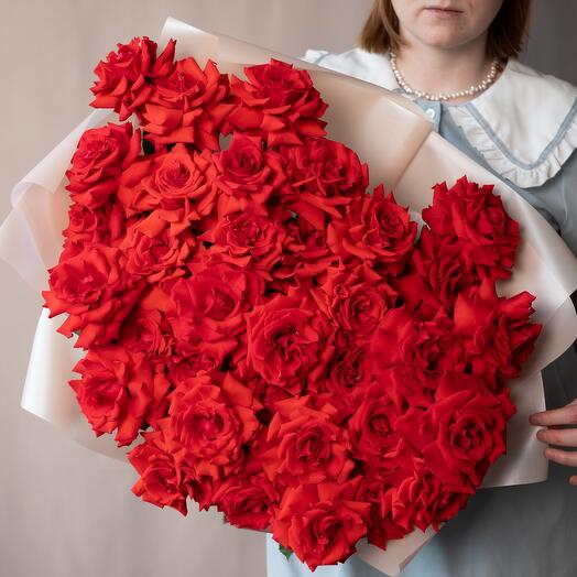 Роскошный большой  букет красных Французских роз 35 шт "Яркие чувства"