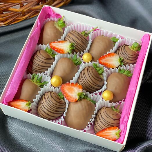 Клубника в молочном шоколаде  (12-16 ягод) «Милка»