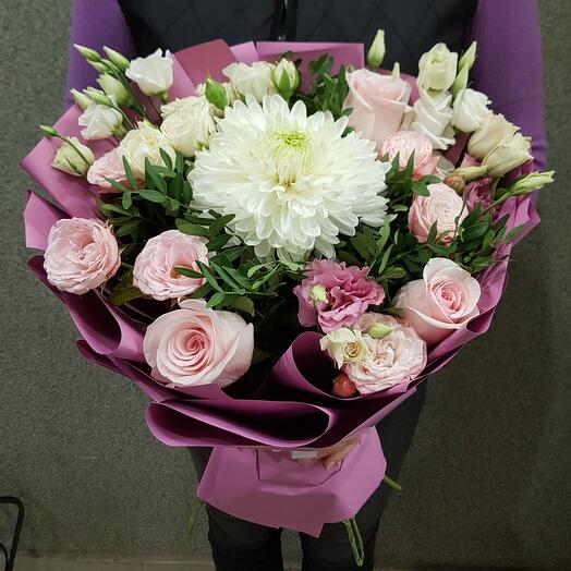 Букет розовая роза эустома, хризантема и зелень