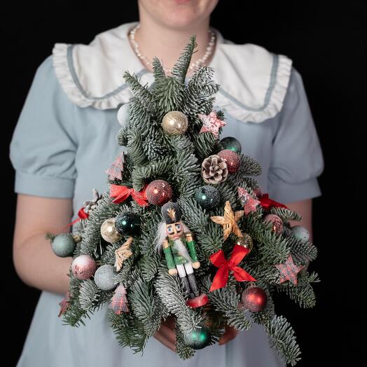 Новогодняя елка украшенная игрушками с щелкунчиком