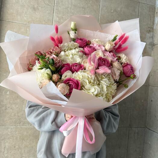 Large original bouquet in crimson color scheme
