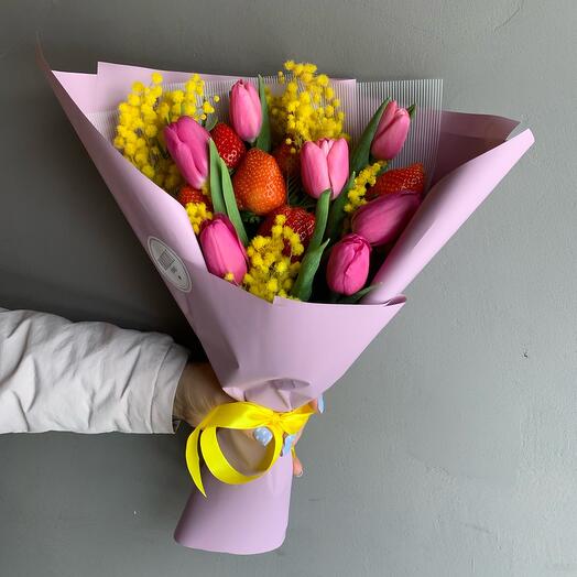 Букет «Клубника тюльпаны мимоза»