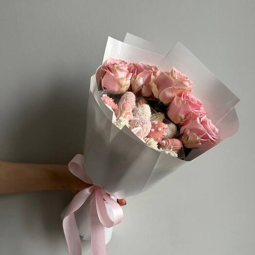 Chocolate-covered strawberries bouquet "Strawberry dream"