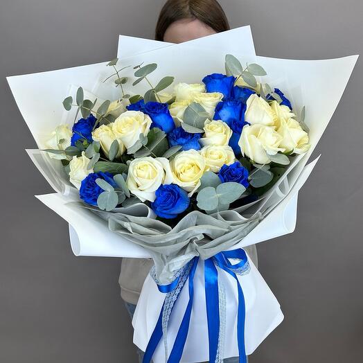 Букет с белыми и синими розами