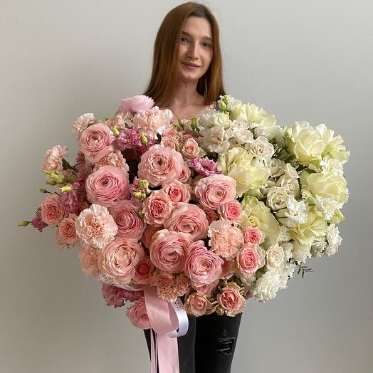 Корзина с ранункулюсами и кустовыми розами