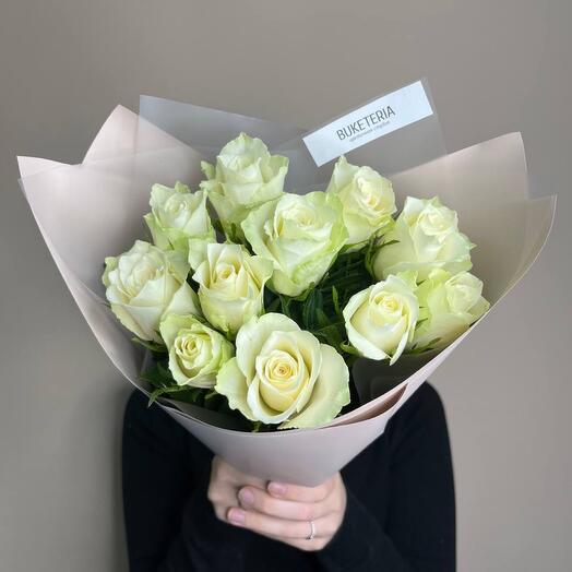 Белые розы в букете