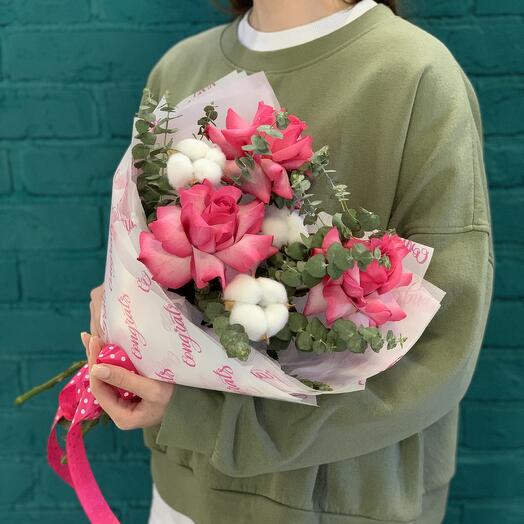 Ramo de rosas francesas y algodón
