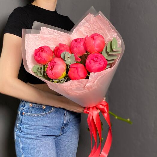 Bouquet of 7 coral peonies with eucalyptus