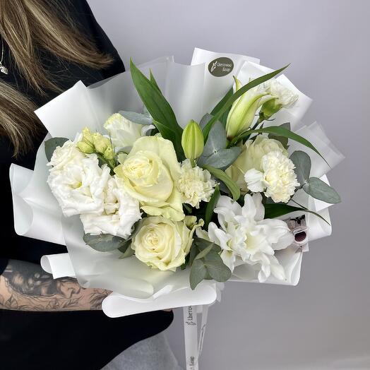 Букет с лилией и розами