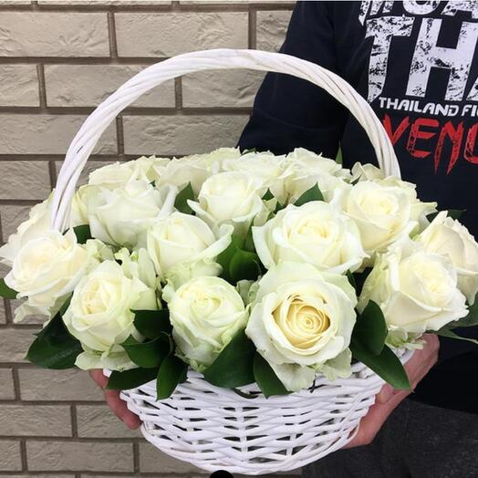 Корзина белых роз