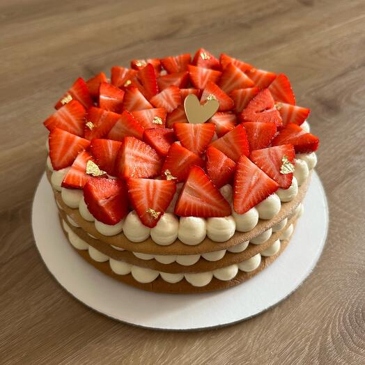 Торт Медовик с клубникой