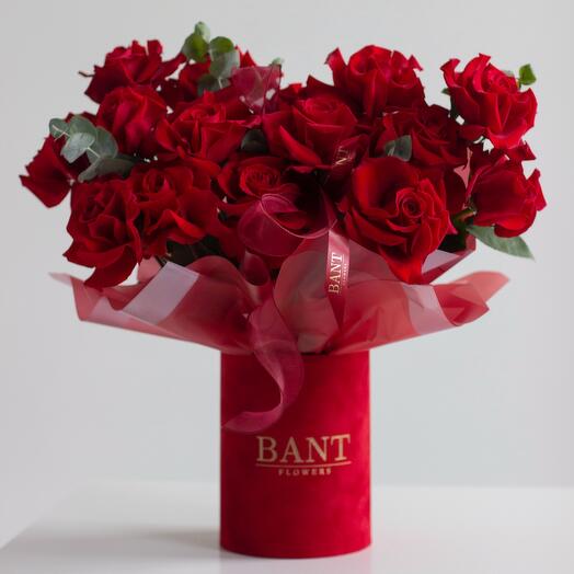 15 красных ажурных роз