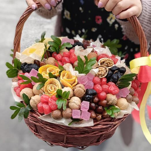 Корзина с сухофруктами