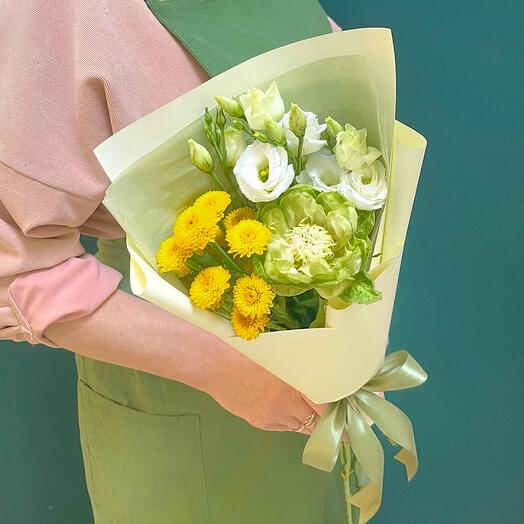 Букет-комплимент из стойких экзотических цветов в упаковке