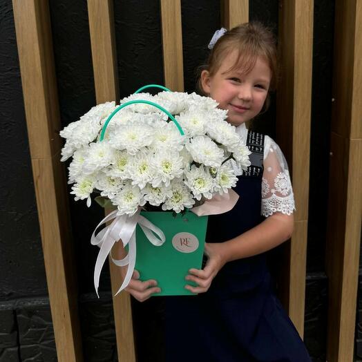 Сумочка из пышных хризантем