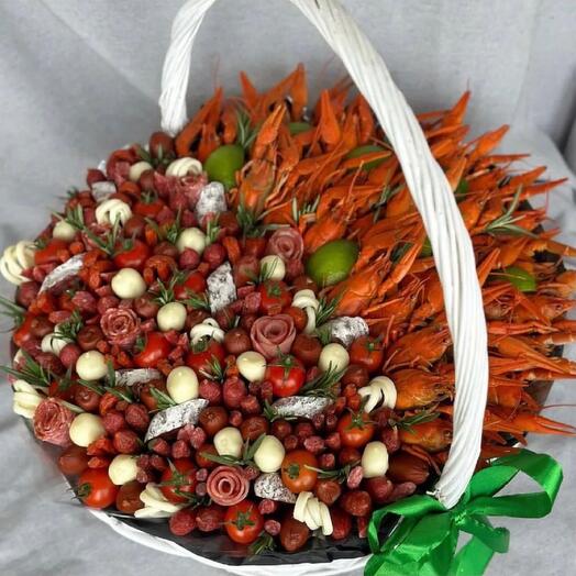 Большая съедобная корзина с раками и мясными деликатесами на 23 февраля