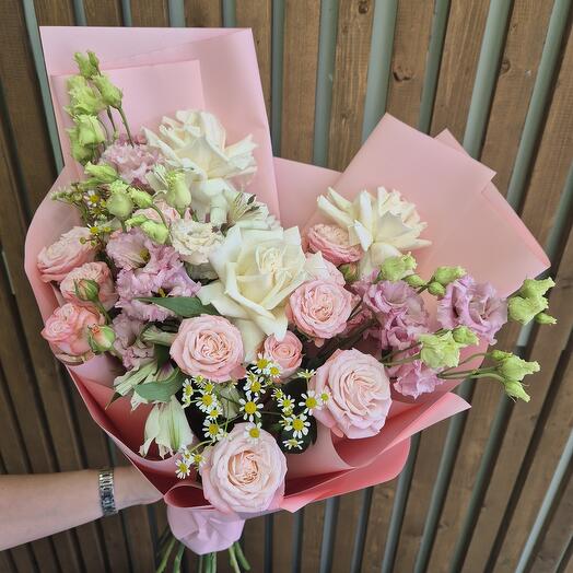 Букет с розами и эустомой