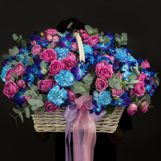 Корзина с кустовыми  пионовидными розами "Ягодный микс💜"