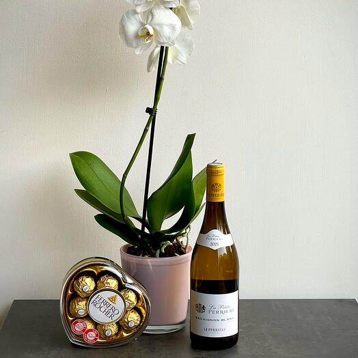 Set orchid with white wine and box ferrero