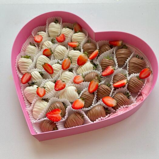 Клубника в шоколаде «Классика сердце» Любимой на 14 февраля (20-26 ягод)