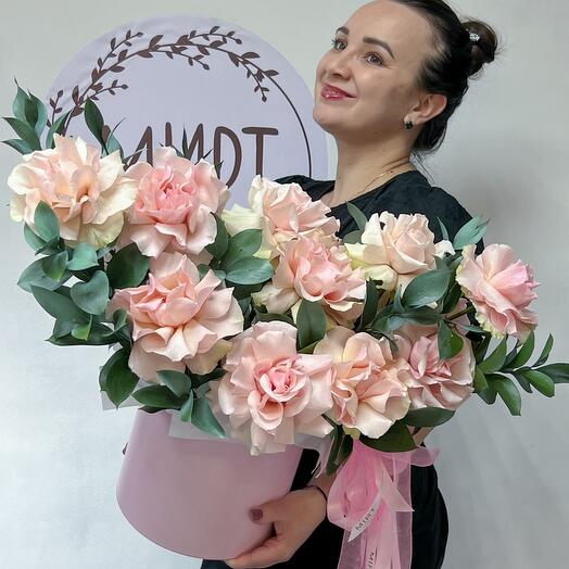 Букет с нежными французскими розами, похожими на пионы в шляпной коробке с веточками сочного рускуса 🤍💫"Атлас XL"