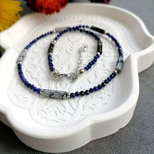 Колье из лазурита и снежного обсидиана