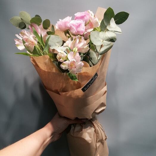 Нежные альстромерии с кустовой розой и эвкалиптом