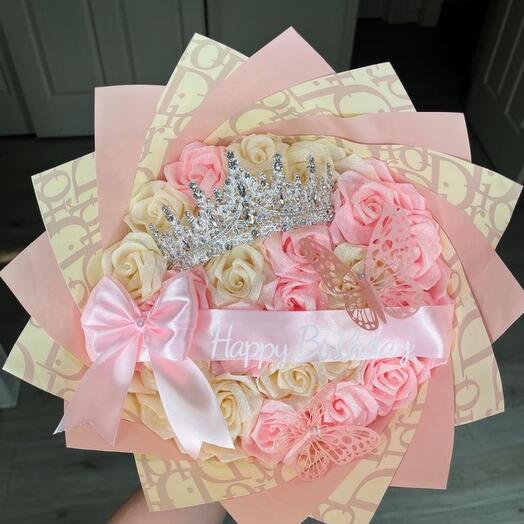 Bouquet de rose blanche et rose eternelle avec une couronne